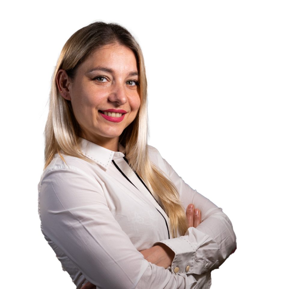 Beatrice Feraru, agente inmobiliaria de Casavis, sonriente y con brazos cruzados